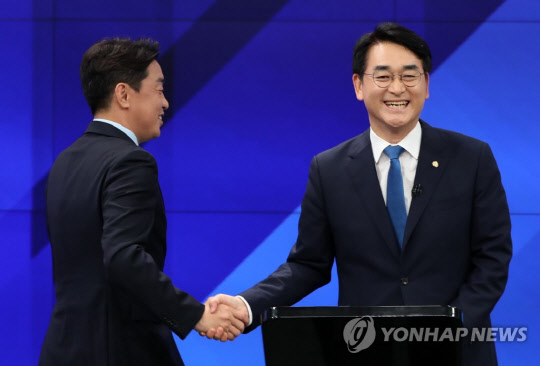 강훈식(왼쪽)·박용진 더불어민주당 당대표 후보가 지난 2일 강원 춘천시 G1방송에서 열린 당 대표 후보자 초청 토론회에서 악수하고 있다. <연합뉴스>